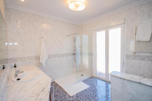 Een badkamer bij Cubo's Villa Yedra Guadalmar