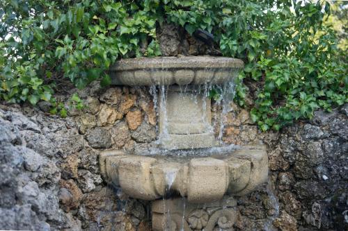 une fontaine en pierre avec de l'eau qui en sort dans l'établissement Hostal Caseria San José de Hutar, à Hútar