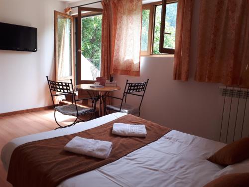 Postel nebo postele na pokoji v ubytování Hôtel Le Mont Barral