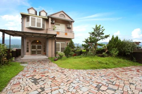 Το κτήριο όπου στεγάζεται  το δωμάτιο σε οικογενειακή κατοικία