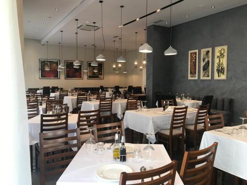 Un restaurante o sitio para comer en Twin Towers Hotel City & Beach Resort