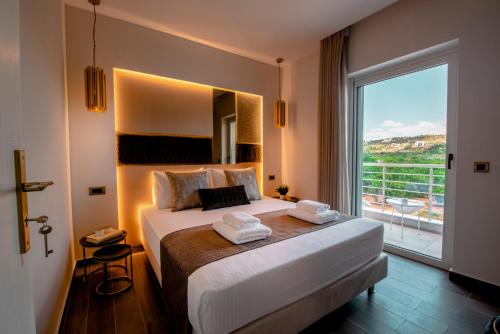 Llit o llits en una habitació de Frunze Luxury Apartments