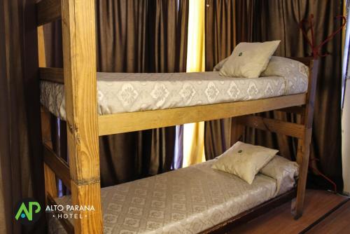 Lova arba lovos apgyvendinimo įstaigoje Hotel Alto Parana