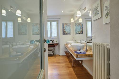 Ett badrum på Casa di Leo with pool