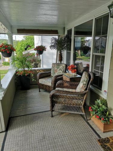 Χώρος καθιστικού στο Your Oasis in Niagara Falls Canada