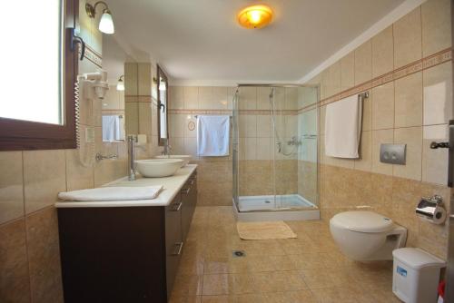 Ванна кімната в Esperides Maisonettes