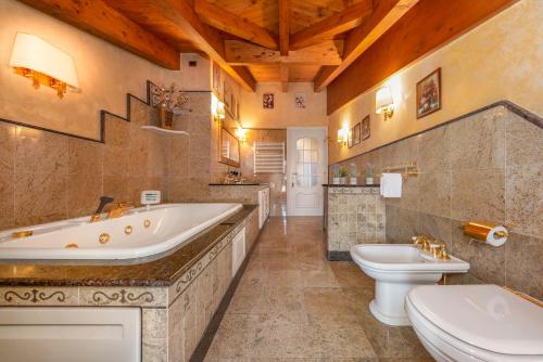 een badkamer met een bad, een toilet en een wastafel bij Casa da Suite Maestosa in Sesto San Giovanni