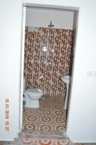 y baño con aseo y lavamanos. en Sukuta Nema Guest House, en Banjul