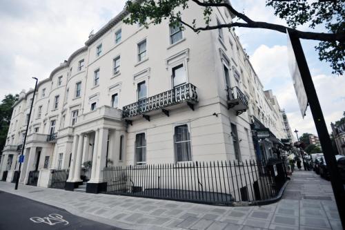 a large white building on a city street at BeiRoom Hyde Park Apartments in London