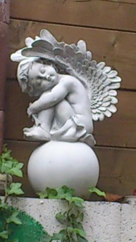 a white angel statue sitting on top of a pot at Tinyhaus Wolkenlos Familie Hamdorf in Bad Sulza