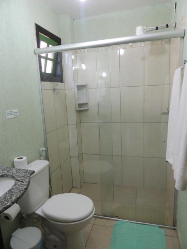 Bilik mandi di Pousada Sonho Verde