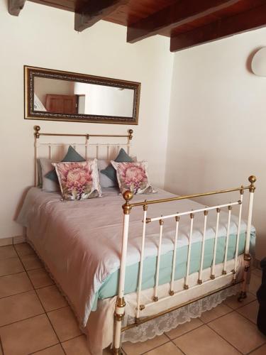 um quarto com uma cama e um espelho em Chevandeaux 1 - Merlot em Franschhoek