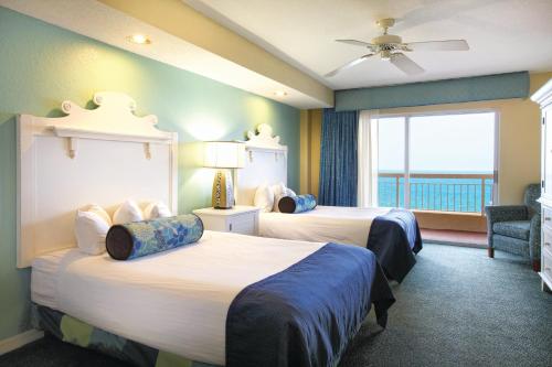 Un pat sau paturi într-o cameră la Club Wyndham Royal Vista