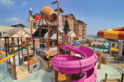 un parque acuático con un tobogán de agua y un tobogán de agua en Club Wyndham Great Smokies Lodge, en Sevierville