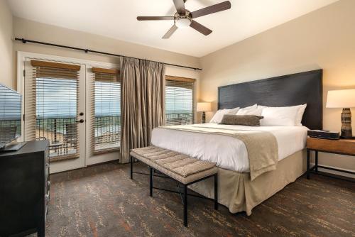 una camera con un grande letto e un ventilatore a soffitto di WorldMark Marble Falls a Marble Falls