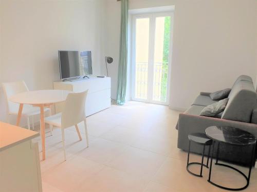 un salon avec un canapé et une table dans l'établissement STUDIO CENTRE MER 301, à Nice