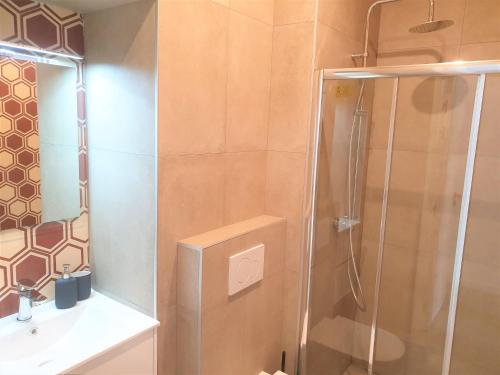 une salle de bain avec douche et lavabo dans l'établissement STUDIO CENTRE MER 301, à Nice
