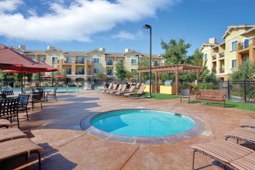 een patio met stoelen en een zwembad bij Vino Bello Resort in Napa