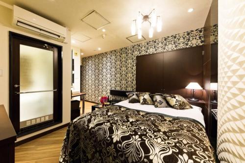 een slaapkamer met een groot bed in een kamer bij HOTEL VERSYS (Adult Only) in Hiroshima