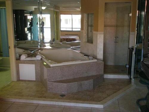 a large bathroom with a tub and a shower at Miami Princess Hotel in Miami