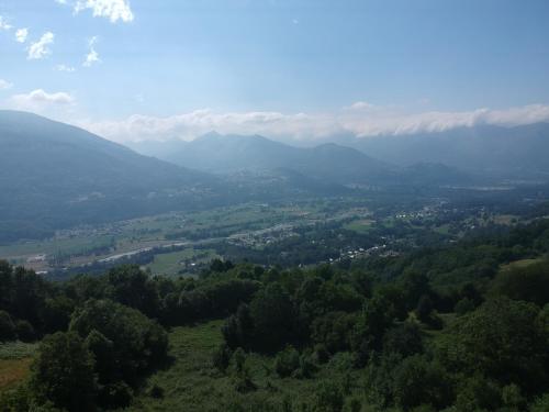 vistas a un valle con montañas y árboles en 2 impasse de l'eglise, en Artalens-Souin