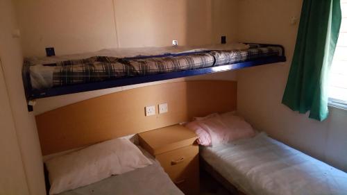 Cette petite chambre comprend 2 lits superposés. dans l'établissement mobile home à saint Paul de vence, à Saint-Paul-de-Vence
