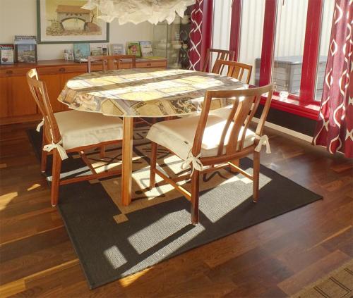 a dining room table with four chairs and a table and a table and chairsktop at 1A, Stuga med 50m till strand in Byxelkrok