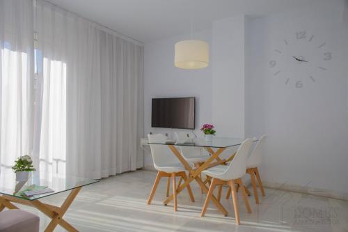 A television and/or entertainment centre at Domus Apartamentos Granada con parking gratuito en pleno centro