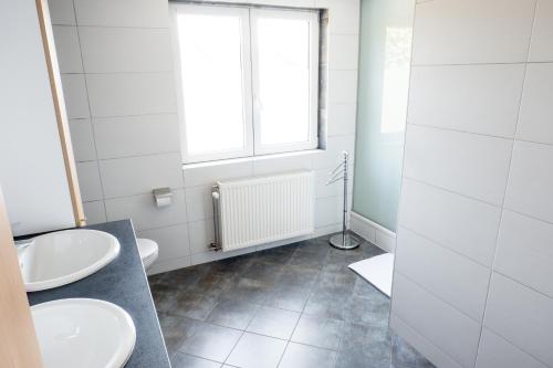 Ferienhaus Lorea Bütgenbach tesisinde bir banyo