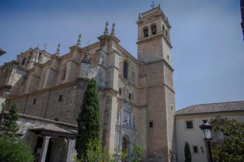 an old building with a tower and a church at Apartamentos Domus con parking gratuito in Granada