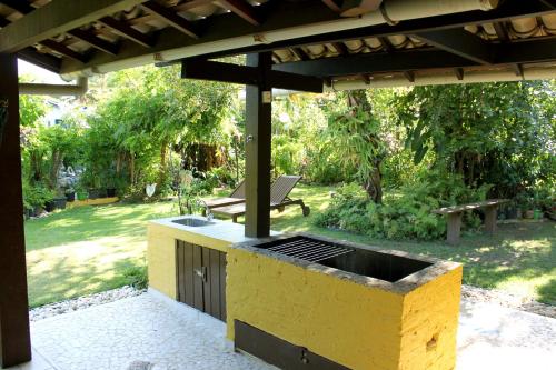 Taman di luar Madalena Apart