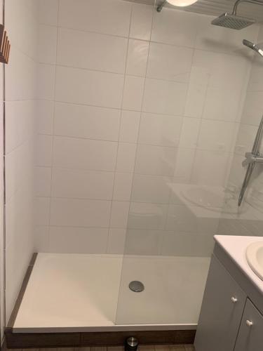 y baño con ducha y puerta de cristal. en Appartement Arès - à 900m du Bassin en Arès