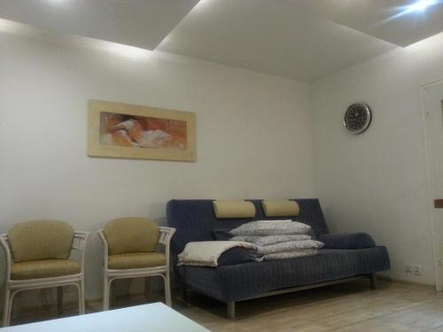 sala de estar con sofá y 2 sillas en Apartament Super Poznań, en Poznan