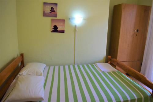 アスプロヴァルタにあるApartments Anesis Pantazisの小さなベッドルーム(ベッド1台、ランプ付)