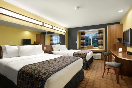 Кровать или кровати в номере Microtel Inn & Suites - Kearney