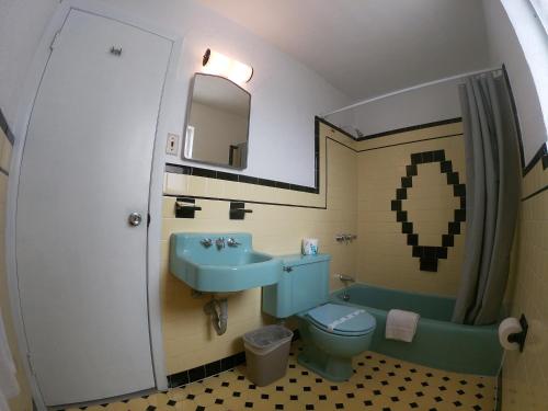 un bagno con lavandino, WC e specchio di Sea Chest Motel a Wildwood Crest