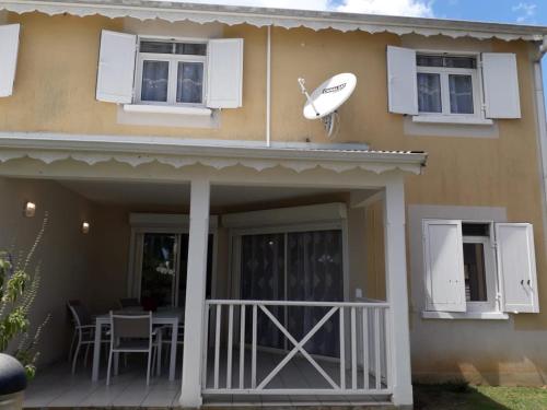 Casa con balcón y vía satélite. en Villa d'Alys, en Sainte-Rose