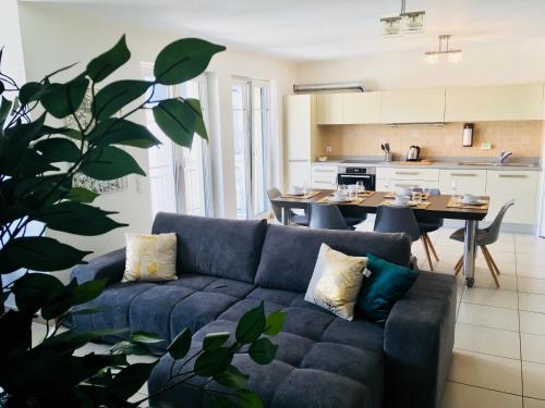 Art Deco 100m2 Flat 2 min Walking from Train Station in City Center, Free Parking and Terrace - 2B