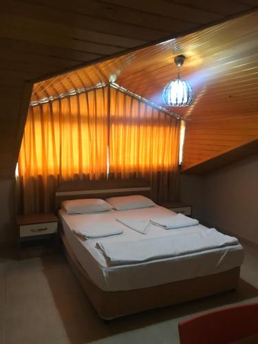 アランヤにあるSerendi Apart Hotelの木製の壁のベッドルーム1室(ベッド1台付)