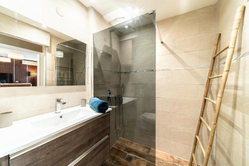 Koupelna v ubytování T2 classé 4 étoiles avec jardin, piscine, vue mer à Saint-Gilles-les-Bains