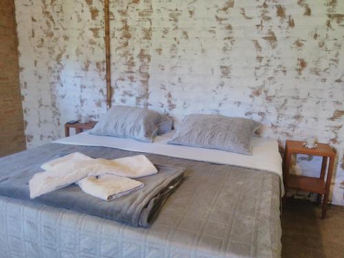En eller flere senge i et værelse på Reobote Chalés