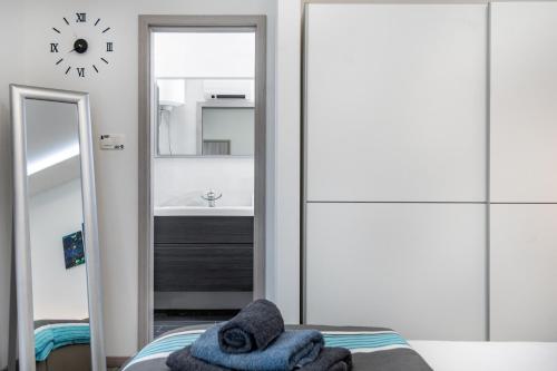 a bathroom with a mirror and towels on a bed at Apartment Del Mar in Podstrana