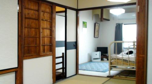- une chambre avec des lits superposés et une porte dans l'établissement ファミリー向け民泊 かつら 二条城近くの和風座敷, à Kyoto