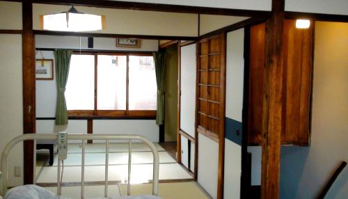 - une chambre avec des lits superposés et une fenêtre dans l'établissement ファミリー向け民泊 かつら 二条城近くの和風座敷, à Kyoto