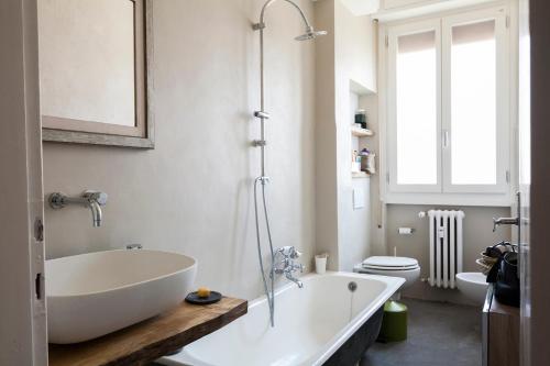 Koupelna v ubytování Via Pai Home Accogliente bilocale a due passi da Firenze Wi-Fi veloce & parcheggio gratuito