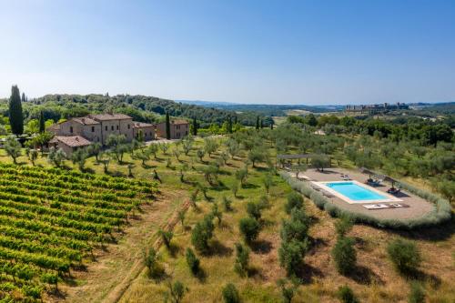 an aerial view of an estate with a swimming pool and a vineyard at Borgo dé Brandi in Monteriggioni