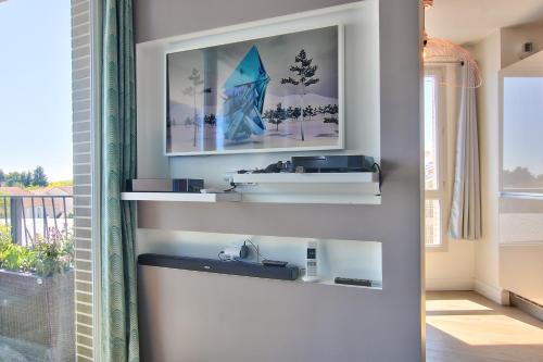 Un baño con lavabo y ventana. en Bedland, en Bailly-Romainvilliers