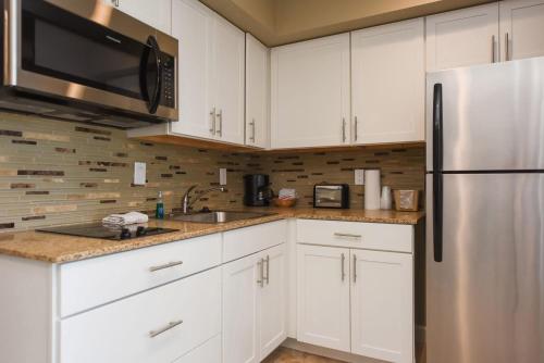 
A kitchen or kitchenette at Waterside Suites and Marina
