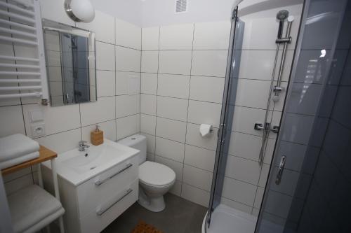 a bathroom with a shower and a toilet and a sink at APARTAMENT SŁOBÓDZKIEGO 7 in Świdnica
