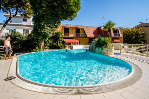 Hồ bơi trong/gần Hotel Bristol